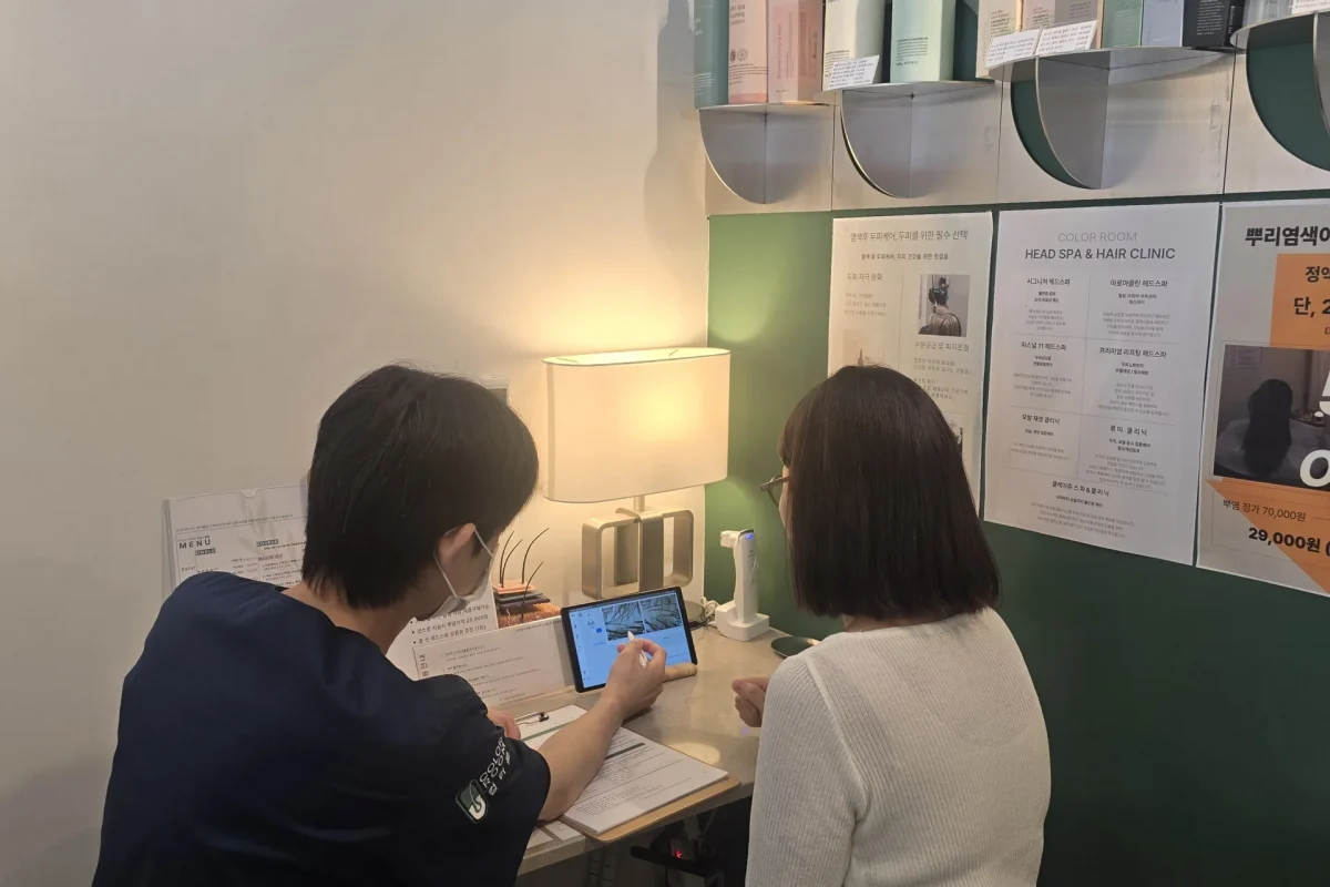 상담 데스크에서 두피와 모발 상태를 상담하는 모습