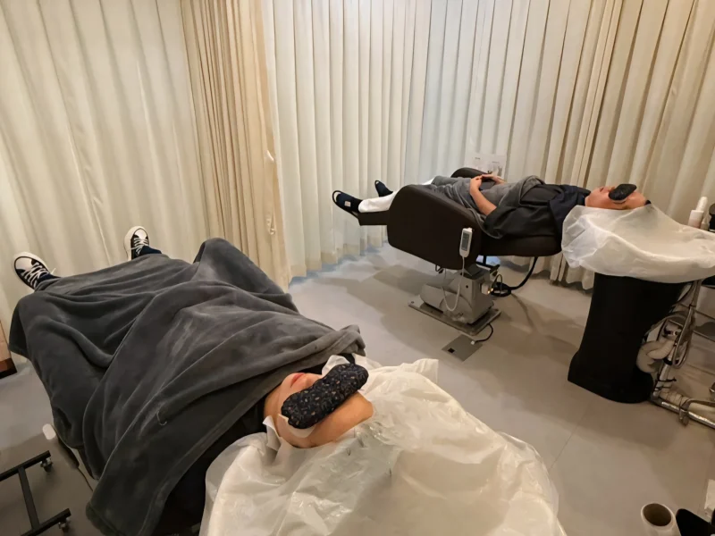 컬러룸 강남구청점의 두 개 관리 좌석에서 진행되는 헤드스파 관리 장면